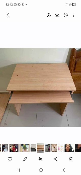 Escritorio de madera con bandeja