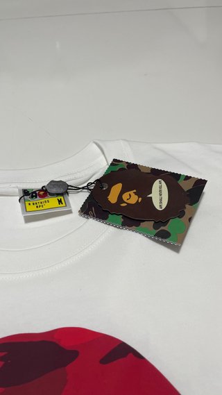 T-shirt BAPE vermelha e branca tamanho M