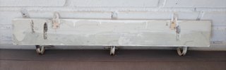 Antiguo perchero de pared madera y metal.