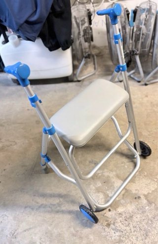 Andador doméstico con asiento usado 1 año