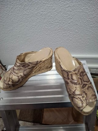 Sandalias de cuña con estampado de serpiente