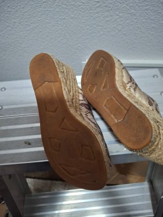 Sandalias de cuña con estampado de serpiente