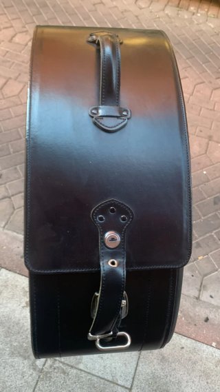 Alforja de cuero negro para moto estilo custom