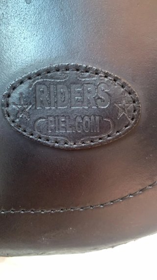 Alforja de cuero negro para moto estilo custom