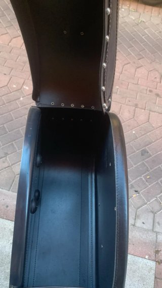 Alforja de cuero negro para moto estilo custom