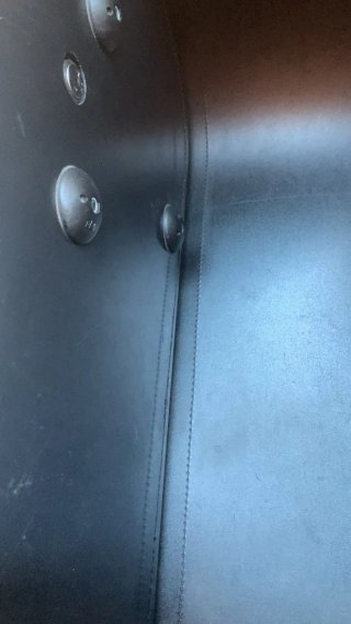 Alforja de cuero negro para moto estilo custom