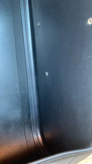 Alforja de cuero negro para moto estilo custom