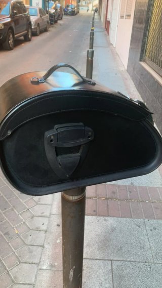 Alforja de cuero negro para moto estilo custom
