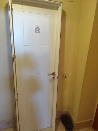 Puerta maciza lacada blanca