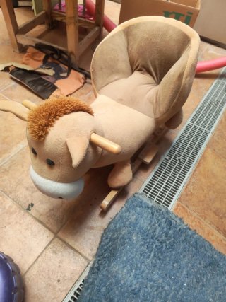 Caballito balancín de peluche hace falta limpiar
