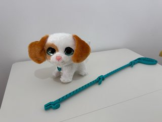 Perro de peluche con correa