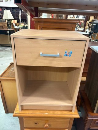 MESITA DE NOCHE CON CAJÓN