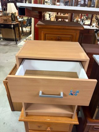 MESITA DE NOCHE CON CAJÓN