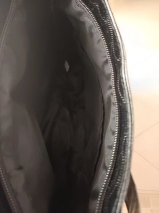 Borsa nera lucida con dettagli oro