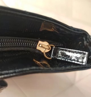 Borsa nera lucida con dettagli oro