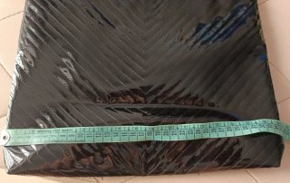 Borsa nera lucida con dettagli oro