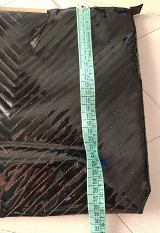 Borsa nera lucida con dettagli oro