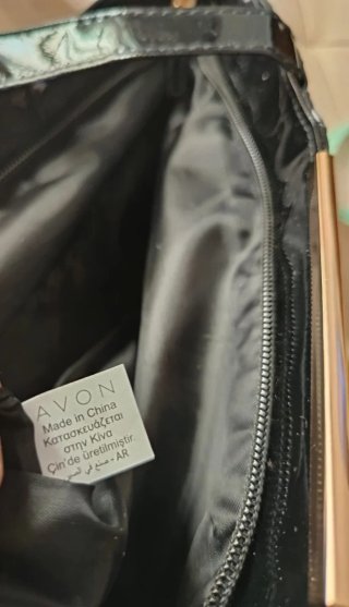 Borsa nera lucida con dettagli oro