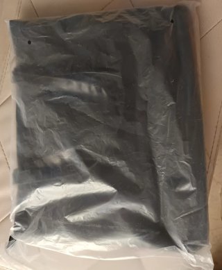 Borsa nera lucida con dettagli oro