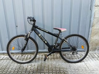 Bicicleta de montaña negra