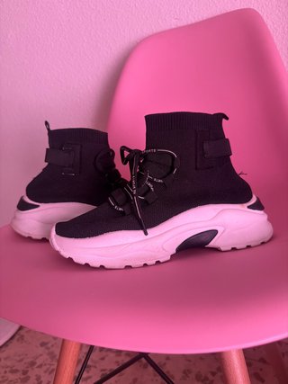 Zapatillas deportivas calcetín negras y blancas
