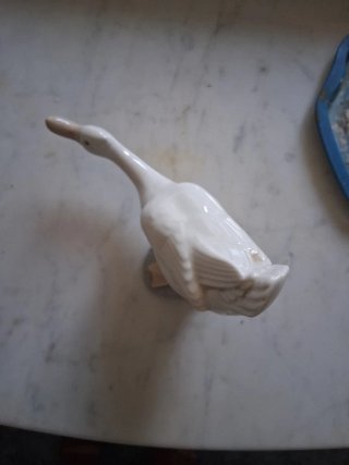 Figura de porcelana de ganso blanco