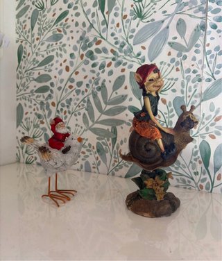 Figuras decorativas de duende y Santa
