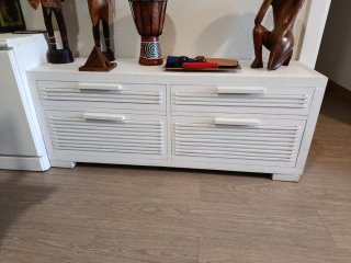 Aparador bajo de madera blanco