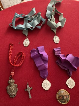 Lote objetos religiosos y camafeo