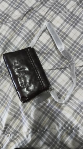 bolso bandolera marrón.