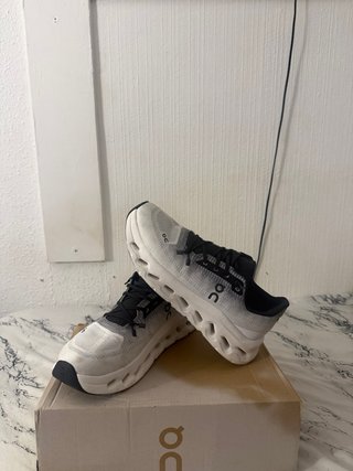 Zapatillas On Cloud grises y blancas