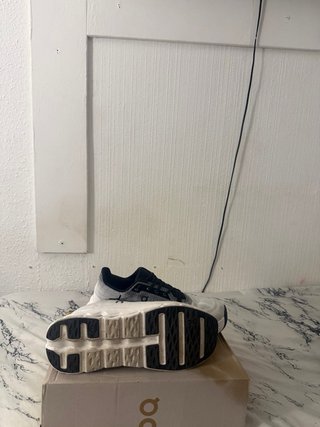Zapatillas On Cloud grises y blancas