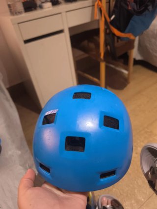 Casco azul para patines