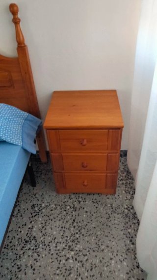 Cabecero individual de madera con mesitas