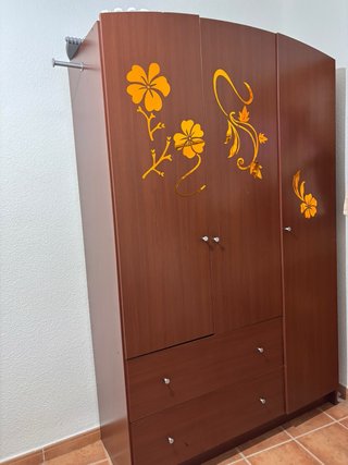 Armario de madera con flores decorativas