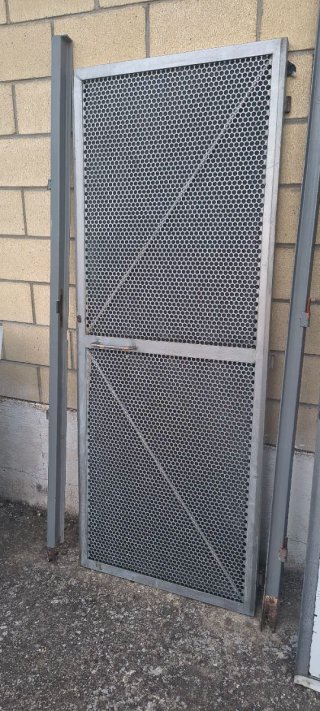 Puerta de hierro con reja