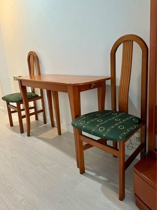 Mesa ampliable de madera con sillas