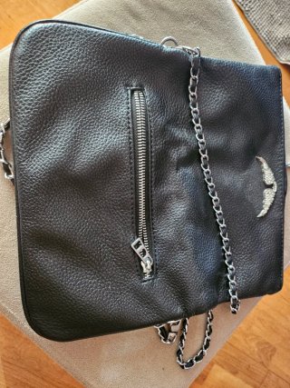 Bolso negro con cadena y alas