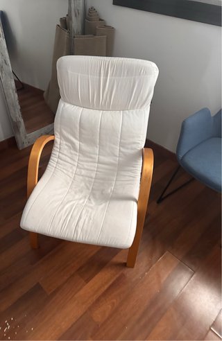 Sillón de madera y tela blanco