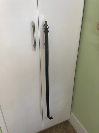 Cinturón negro con hebilla metálica
