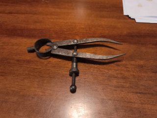 Antiguo compás de puntas secas