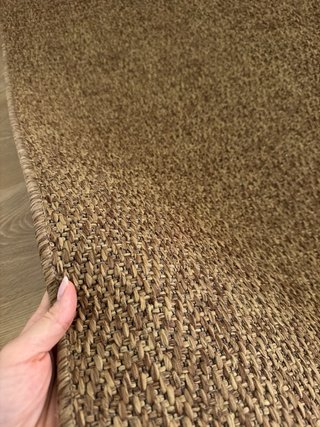 Alfombra marrón acogedora