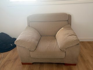 Sofá individual beige tela