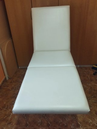 Camilla de estética blanca