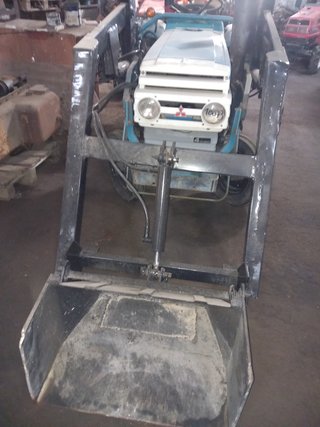 Tractor MITSUBISHI D1850 con pala