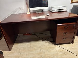 Escritorio de madera marrón