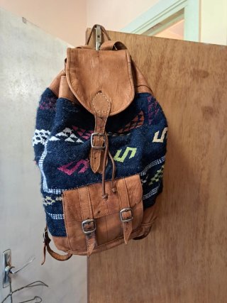 Mochila de cuero con diseño étnico