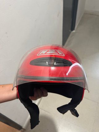 Casco de moto rojo con visera