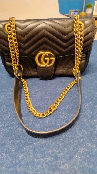 Borsetta Gucci nera con dettagli oro
