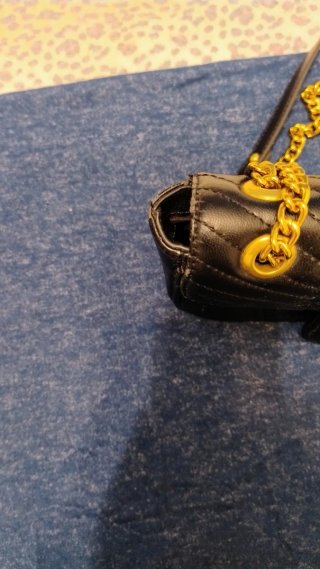 Borsetta Gucci nera con dettagli oro